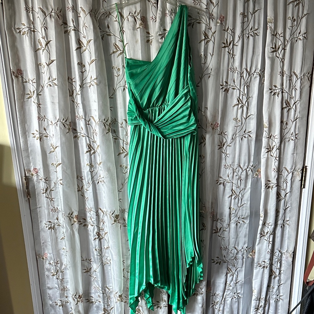 Chic One-Shoulder Green Pleated Dress